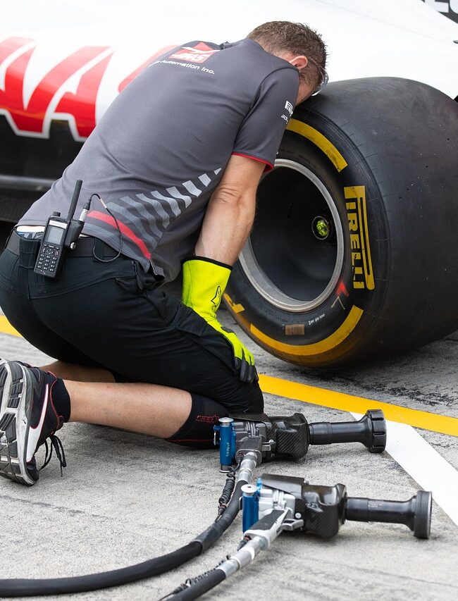 Changing tires by F1 team